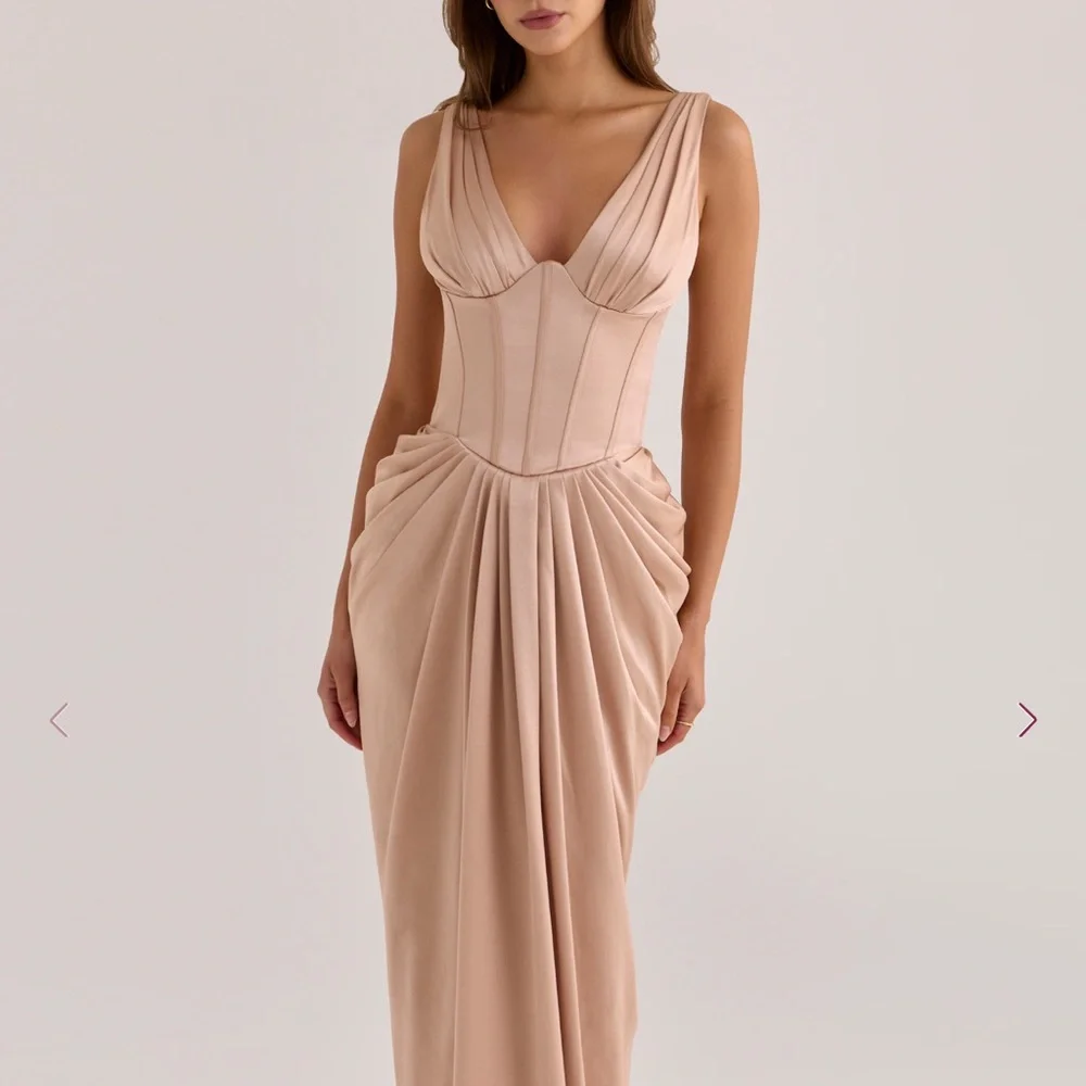 cut out dress with gold hardware SIGNATURE CUTOUT STRAPLESS COLUMN GOWN IN BLACK Diya Luminosity Liftoff Flower Mini Size:dress size pants : 42 Cut Outs